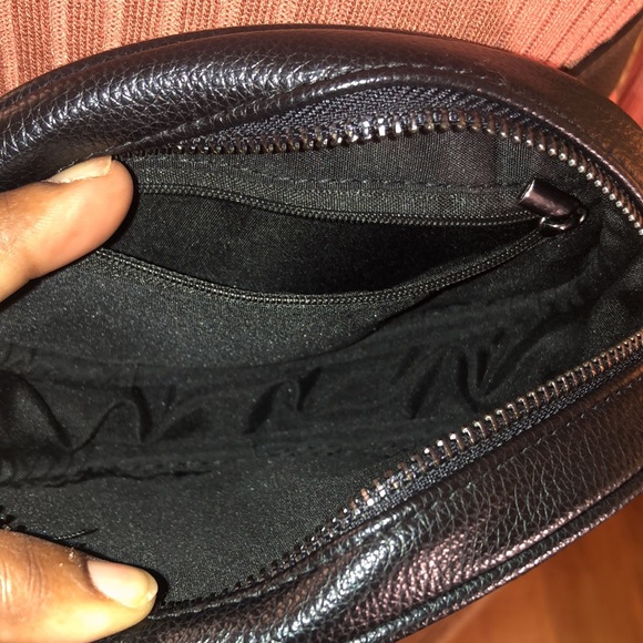 GUESS FAUX LEATHER FANNY PACK-New never used. - Picture 4 of 9